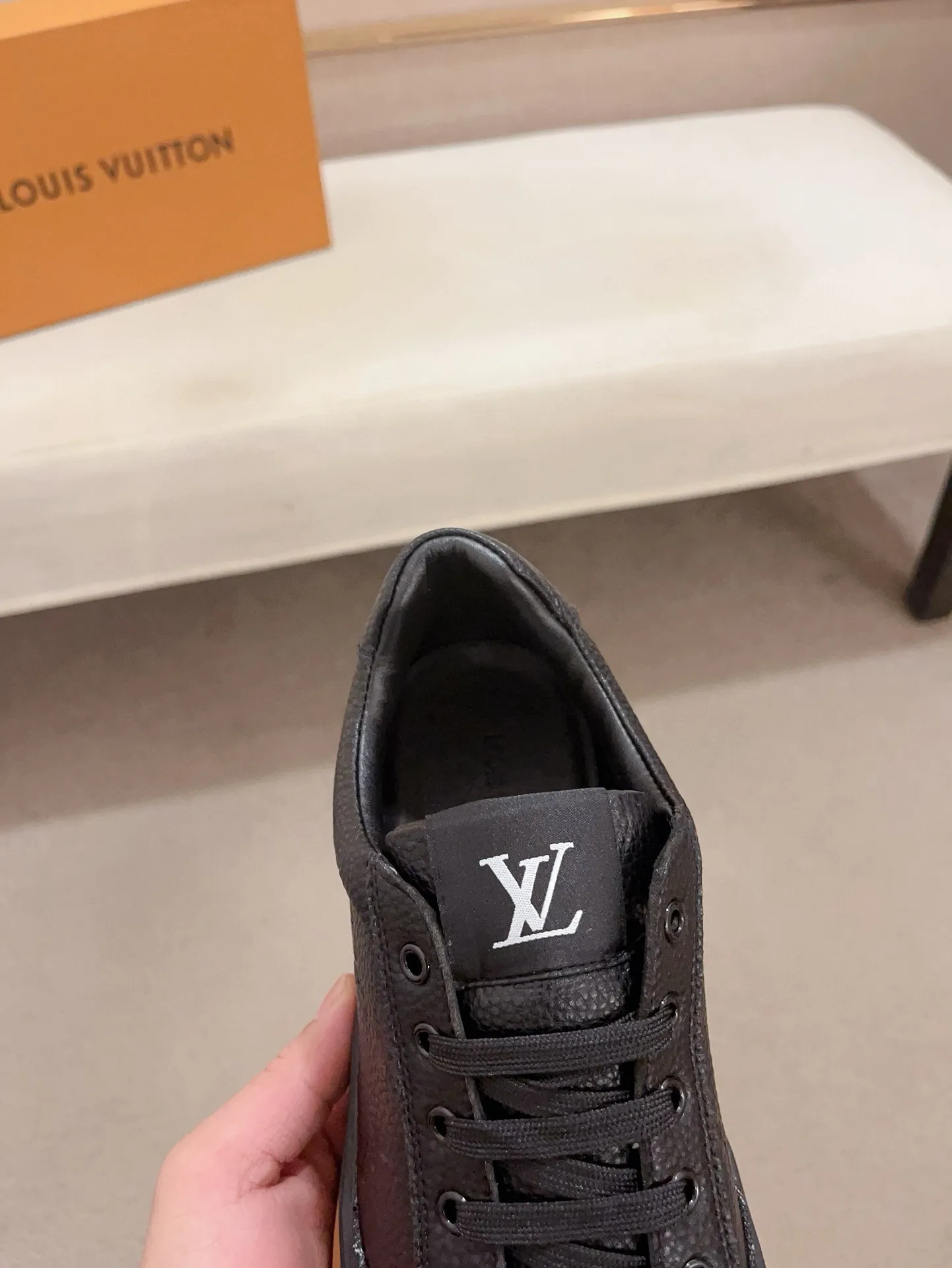 Men's shoes💰 400💰Louis Vuitton (Louis Vuitton/LV) top 🔍🔍 new models are on sale at the same time, the upper 🇮🇹 imported first-layer cowhide from Italy, fully imported sheepskin lining 💪💪, completely 1⃣️ to 1 ⃣️Re-engraved🇮🇹💪💪, ⚠Sole: The original sole is specially provided by the original factory, the exclusive movable molded sole is super comfortable, ⚠The original factory follows the order, 🔍🔍high quality, you can enter and exit the counter at will, welcome to compare⚠. Code number: 38-44. Can be customized for 45 non-refundable!